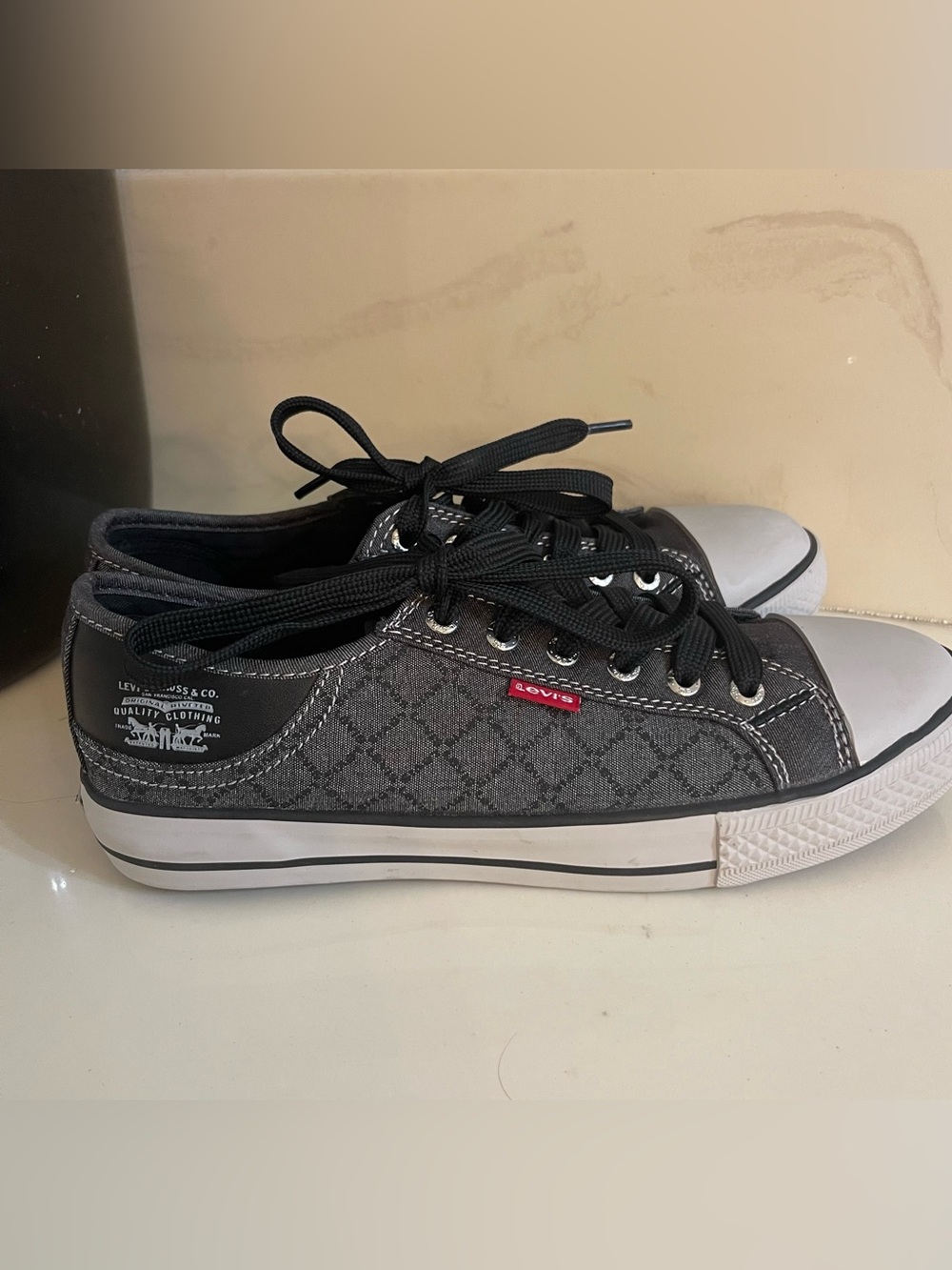NWOT Levi's Women’s Sneakers